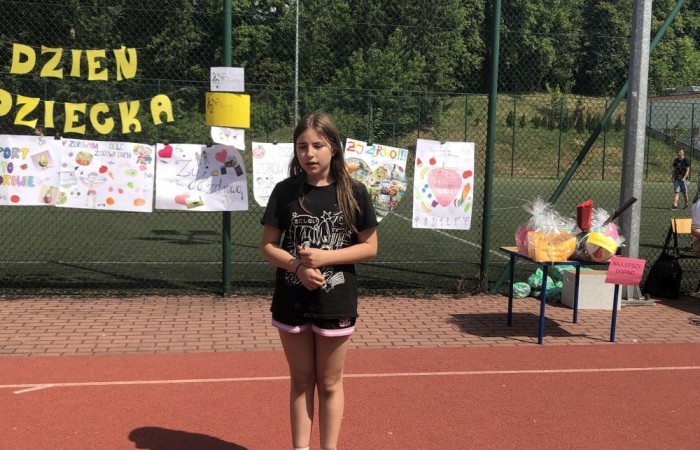 1 czerwca to święto wszystkich dzieci na całym świecie. Ten dzień w naszej szkole również upłynął w wyjątkowej atmosferze. Każda klasa wraz z wychowawcą miała za zadanie wykonać plakat profilaktyczny na temat zdrowych nawyków żywieniowych pt.: ”Rosnę zdrowo”. Jury w składzie:        p. Anna Adrych i p. Monika Łaskarzewska wyłoniło trzy najciekawsze prace plastyczne wykonane przez  klasy Va, IV a i VIII c. 
Uczniowie brali udział w zawodach sportowych tj. skakanie na skakance, rzuty do kosza, odbijanie piłki siatkowej oraz rzuty woreczkiem do celu. Tutaj duże podziękowania kierujemy do wszystkich nauczycieli, którzy nadzorowali poprawne wykonanie konkurencji  sportowych oraz skrupulatnie liczyli punkty.  W konkurencjach sportowych :
1 miejsce uzyskała klasa VIIIc
2 miejsce klasa VIIIb
3 miejsce klasa VIa
Atrakcją dzisiejszego dnia był food truck, zasponsorowany przez pana Karola Grabowskiego z koła łowieckiego „JENOT”.  Można było tam dostać pyszne lody i soki. Cieszył się on dużym zainteresowaniem. Dodatkowo mieliśmy okazję rozwiązywać zagadki przyrodniczo-ekologiczne, które były przygotowane na planszach edukacyjnych postawionych koło food trucka.
Na koniec uczniowie zaprezentowali swoje talenty w konkursie pt. „Śpiew i taniec na zdrowie. 
W tym szczególnym dniu każde dziecko otrzymało niespodziankę, a występujący nagrody rzeczowe. Impreza z okazji Dnia Dziecka odbyła się dzięki wsparciu Burmistrza Pasłęka p. Wiesława Śniecikowskiego oraz Rady Rodziców przy Szkole Podstawowej nr 2 w Pasłęku