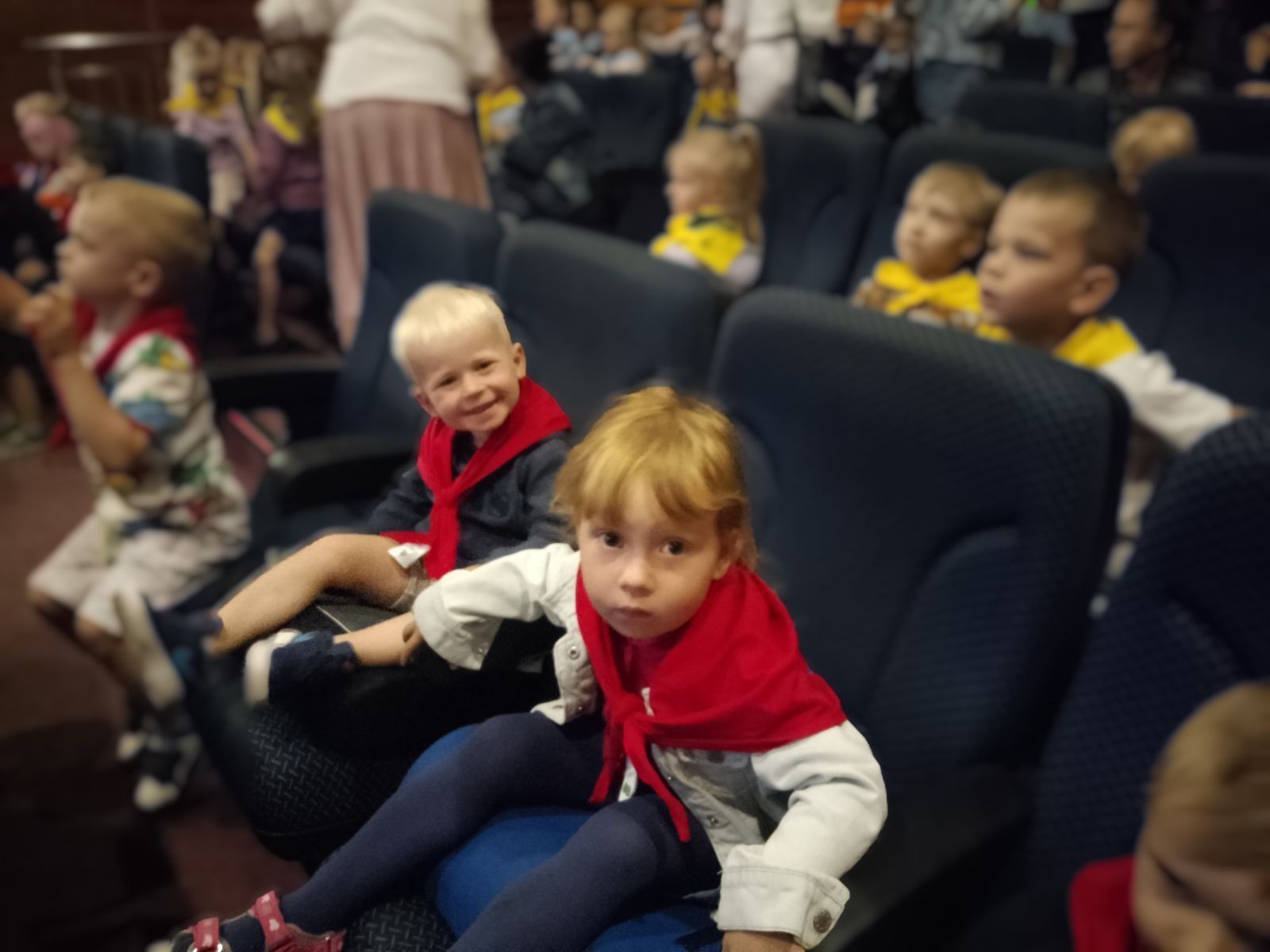 Dzień Dziecka to święto, które uwielbiają wszystkie dzieci, te małe i te duże. To dzień
pełen uśmiechów, zabawy, niespodzianek, radości i wielu niezapomnianych wrażeń!
W Naszym Przedszkolu tego dnia również nie zabrakło atrakcji. Były tańce, śpiewy,
wyjazd do kina w Pasłęku na bajkę pt. ,,Ernest i Celestyna w świecie muzyki’’.
Natomiast po powrocie z kina czekały na dzieci pyszne lody z FOODTRAKA oraz
niespodzianki- upominki. To był wspaniały dzień.