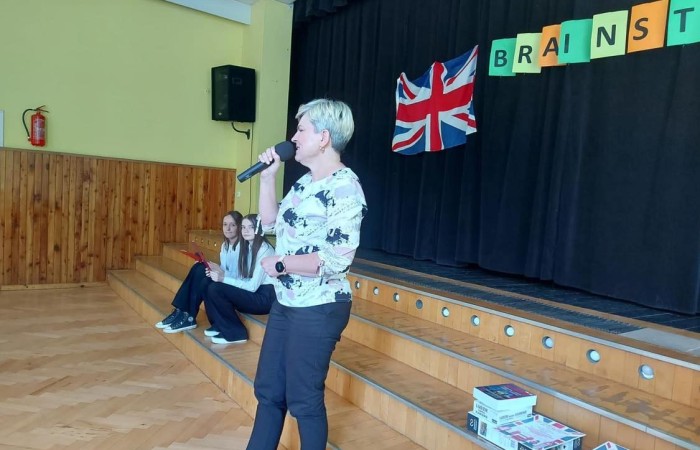 W konkursie zorganizowanym przez naszą szkołę wzięło udział 32 uczniów z 4 szkół:
Szkoły Podstawowej nr 2 w Pasłęku
Szkoły Podstawowej nr 1 w Pasłęku
Szkoły Podstawowej z Oddziałami Integracyjnymi w Zielonce Pasłęckiej
oraz Publiczna Szkoła Podstawowa w Bielicy

W I etapie wyłonionych zostało troje uczniów z każdej szkoły, którzy  osiągnęli najwyższe wyniki. 17 maja odbył się II etap konkursu. Uczniowie pisali test, składający się z 50 pytań. Test podzielony był na część gramatyczną, leksykalną i kulturową. Uczniowie musieli wiedzieć z jakim sportem kojarzy im się Wimbledon lub pod jakim numerem mieszka Premier Wielkiej Brytanii na Downing Street.
Najlepszy wynik w konkursie uzyskała uczennica Szkoły Podstawowej w Bielicy Maria Grabowska. 
II miejsce uzyskała uczennica naszej szkoły Hania Tywoniuk.
III miejsce należy do uczennicy Szkoły Podstawowej nr 1 w Pasłęku.
Wszyscy uczestnicy konkursu otrzymali pamiątkowe dyplomy i drobne upominki.