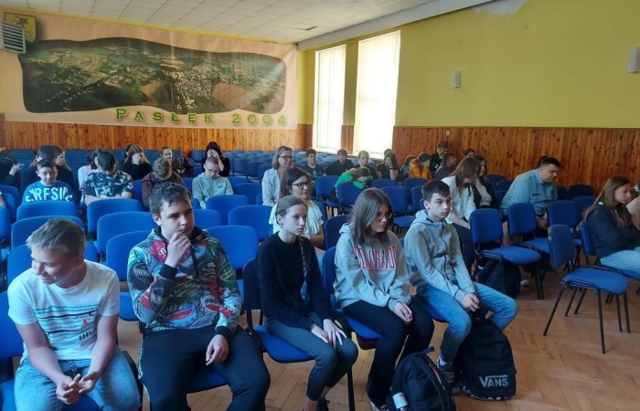 W konkursie zorganizowanym przez naszą szkołę wzięło udział 32 uczniów z 4 szkół:
Szkoły Podstawowej nr 2 w Pasłęku
Szkoły Podstawowej nr 1 w Pasłęku
Szkoły Podstawowej z Oddziałami Integracyjnymi w Zielonce Pasłęckiej
oraz Publiczna Szkoła Podstawowa w Bielicy

W I etapie wyłonionych zostało troje uczniów z każdej szkoły, którzy  osiągnęli najwyższe wyniki. 17 maja odbył się II etap konkursu. Uczniowie pisali test, składający się z 50 pytań. Test podzielony był na część gramatyczną, leksykalną i kulturową. Uczniowie musieli wiedzieć z jakim sportem kojarzy im się Wimbledon lub pod jakim numerem mieszka Premier Wielkiej Brytanii na Downing Street.
Najlepszy wynik w konkursie uzyskała uczennica Szkoły Podstawowej w Bielicy Maria Grabowska. 
II miejsce uzyskała uczennica naszej szkoły Hania Tywoniuk.
III miejsce należy do uczennicy Szkoły Podstawowej nr 1 w Pasłęku.
Wszyscy uczestnicy konkursu otrzymali pamiątkowe dyplomy i drobne upominki.