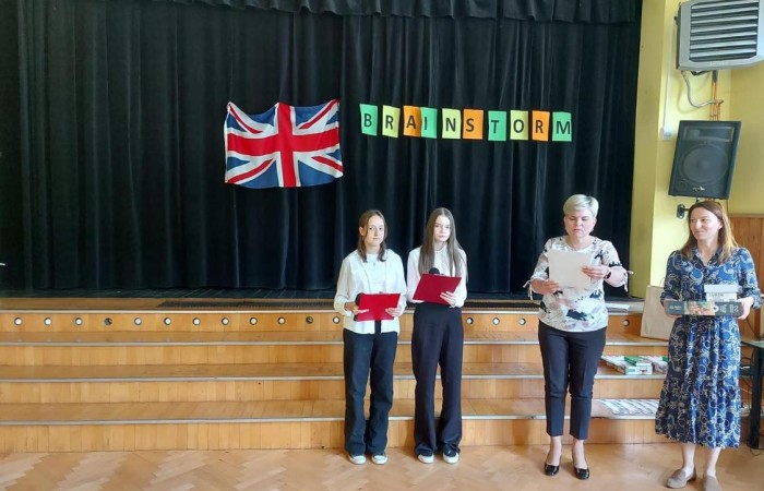 W konkursie zorganizowanym przez naszą szkołę wzięło udział 32 uczniów z 4 szkół:
Szkoły Podstawowej nr 2 w Pasłęku
Szkoły Podstawowej nr 1 w Pasłęku
Szkoły Podstawowej z Oddziałami Integracyjnymi w Zielonce Pasłęckiej
oraz Publiczna Szkoła Podstawowa w Bielicy

W I etapie wyłonionych zostało troje uczniów z każdej szkoły, którzy  osiągnęli najwyższe wyniki. 17 maja odbył się II etap konkursu. Uczniowie pisali test, składający się z 50 pytań. Test podzielony był na część gramatyczną, leksykalną i kulturową. Uczniowie musieli wiedzieć z jakim sportem kojarzy im się Wimbledon lub pod jakim numerem mieszka Premier Wielkiej Brytanii na Downing Street.
Najlepszy wynik w konkursie uzyskała uczennica Szkoły Podstawowej w Bielicy Maria Grabowska. 
II miejsce uzyskała uczennica naszej szkoły Hania Tywoniuk.
III miejsce należy do uczennicy Szkoły Podstawowej nr 1 w Pasłęku.
Wszyscy uczestnicy konkursu otrzymali pamiątkowe dyplomy i drobne upominki.