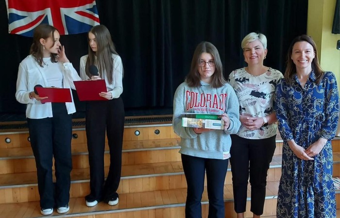 W konkursie zorganizowanym przez naszą szkołę wzięło udział 32 uczniów z 4 szkół:
Szkoły Podstawowej nr 2 w Pasłęku
Szkoły Podstawowej nr 1 w Pasłęku
Szkoły Podstawowej z Oddziałami Integracyjnymi w Zielonce Pasłęckiej
oraz Publiczna Szkoła Podstawowa w Bielicy

W I etapie wyłonionych zostało troje uczniów z każdej szkoły, którzy  osiągnęli najwyższe wyniki. 17 maja odbył się II etap konkursu. Uczniowie pisali test, składający się z 50 pytań. Test podzielony był na część gramatyczną, leksykalną i kulturową. Uczniowie musieli wiedzieć z jakim sportem kojarzy im się Wimbledon lub pod jakim numerem mieszka Premier Wielkiej Brytanii na Downing Street.
Najlepszy wynik w konkursie uzyskała uczennica Szkoły Podstawowej w Bielicy Maria Grabowska. 
II miejsce uzyskała uczennica naszej szkoły Hania Tywoniuk.
III miejsce należy do uczennicy Szkoły Podstawowej nr 1 w Pasłęku.
Wszyscy uczestnicy konkursu otrzymali pamiątkowe dyplomy i drobne upominki.