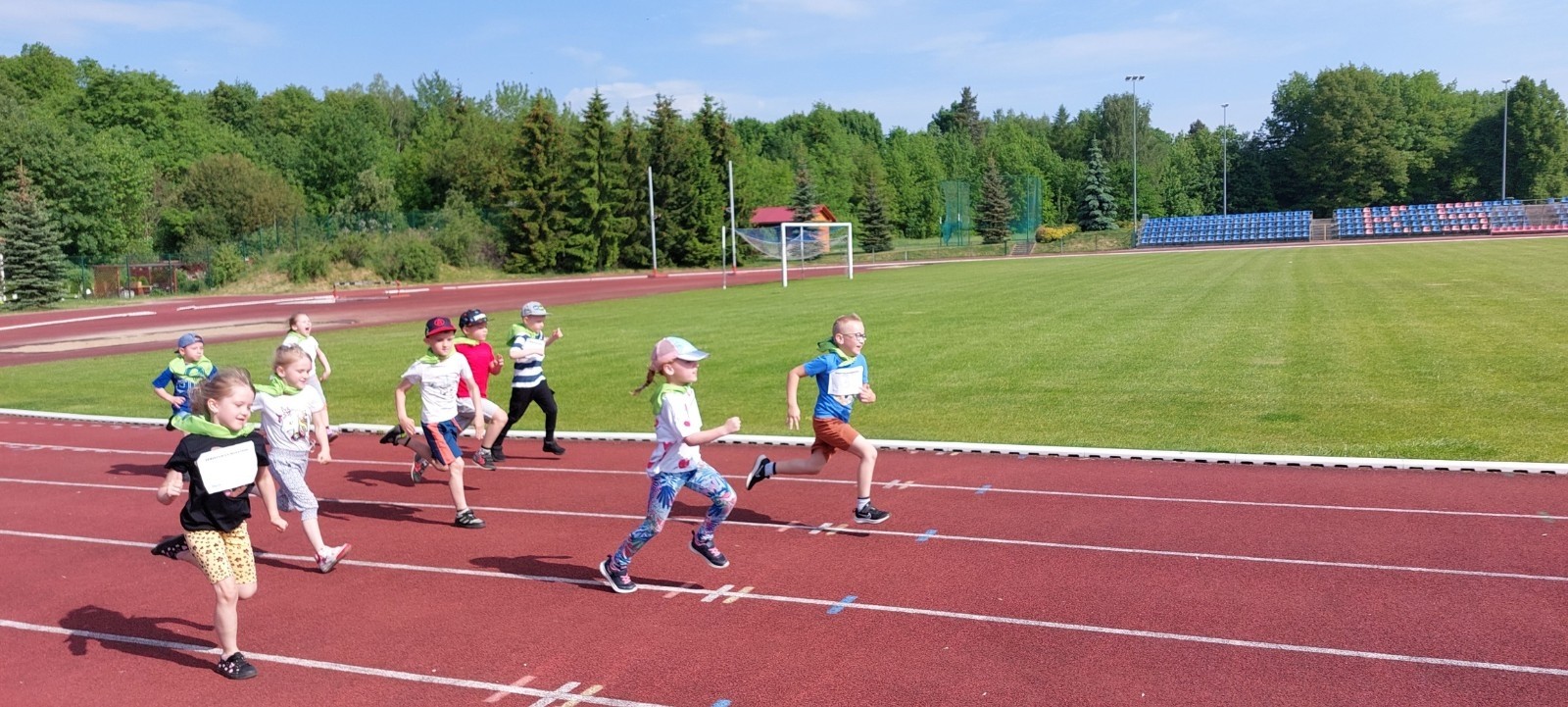 Nawet najmłodsze przedszkolaki wiedzą, że sport to zdrowie. W związku z tym nasi podopieczni w trosce o swoją tężyznę fizyczną, jak co roku wzięli udział w ogólnopolskiej akcji biegowej: „Sprintem do maratonu”. W środę 24 maja nasi mali sportowcy ruszyli tłumnie na stadion MOSiR-u, by tam przebiec dystans 400 metrów. Musimy przyznać, że było to nie lada wyzwanie, jednak nasze przedszkolaki poradziły sobie z nim znakomicie. Łącznie przebiegliśmy prawie 30 km. Ten zaskakujący wynik niewątpliwie zasługuje na uznanie. Wszystkim małym sportowcom gratulujemy i życzymy dalszych sukcesów :)
