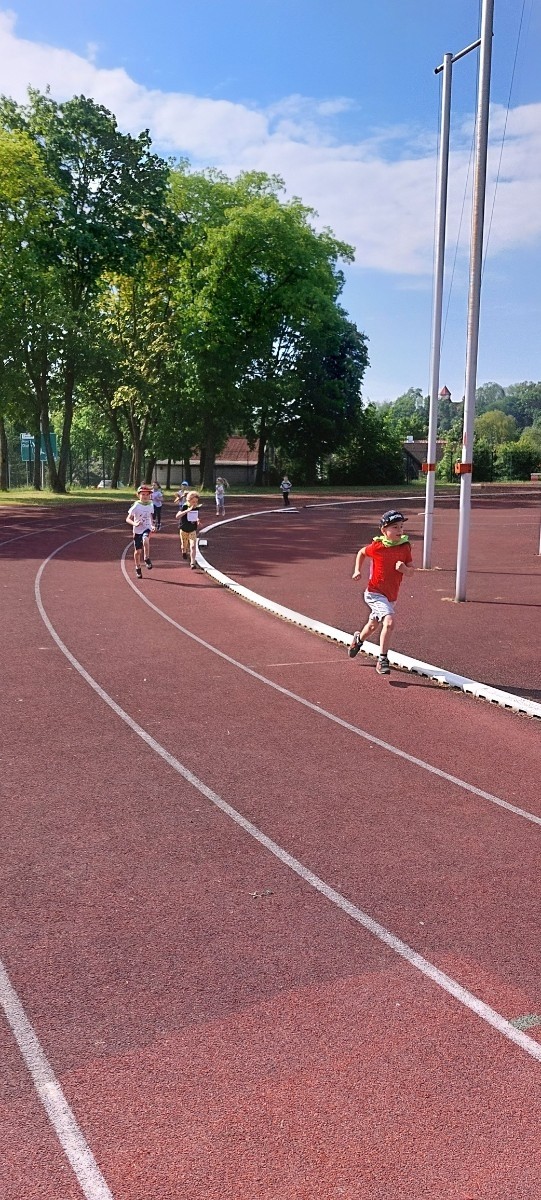 Nawet najmłodsze przedszkolaki wiedzą, że sport to zdrowie. W związku z tym nasi podopieczni w trosce o swoją tężyznę fizyczną, jak co roku wzięli udział w ogólnopolskiej akcji biegowej: „Sprintem do maratonu”. W środę 24 maja nasi mali sportowcy ruszyli tłumnie na stadion MOSiR-u, by tam przebiec dystans 400 metrów. Musimy przyznać, że było to nie lada wyzwanie, jednak nasze przedszkolaki poradziły sobie z nim znakomicie. Łącznie przebiegliśmy prawie 30 km. Ten zaskakujący wynik niewątpliwie zasługuje na uznanie. Wszystkim małym sportowcom gratulujemy i życzymy dalszych sukcesów :)