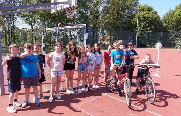 Kartę rowerową może uzyskać każdy, kto ukończył 10 lat. Warunkiem jej uzyskania jest opanowanie zasad ruchu drogowego, umiejętności i techniki jazdy rowerem oraz zdanie z wynikiem pozytywnym egzaminu, który składa się z części teoretycznej i praktycznej. W tym roku szkolnym  42 uczniów z klasy 4a i 4b oraz innych klas zdobyło pierwsze prawo jazdy-Kartę Rowerową. 