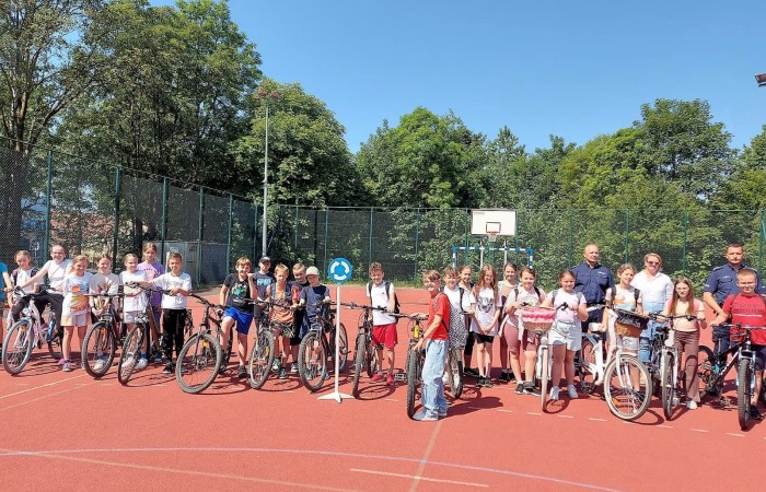 Kartę rowerową może uzyskać każdy, kto ukończył 10 lat. Warunkiem jej uzyskania jest opanowanie zasad ruchu drogowego, umiejętności i techniki jazdy rowerem oraz zdanie z wynikiem pozytywnym egzaminu, który składa się z części teoretycznej i praktycznej. W tym roku szkolnym  42 uczniów z klasy 4a i 4b oraz innych klas zdobyło pierwsze prawo jazdy-Kartę Rowerową. 