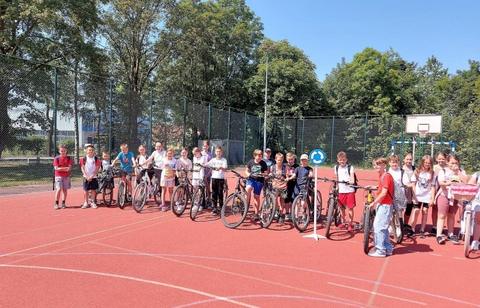 Kartę rowerową może uzyskać każdy, kto ukończył 10 lat. Warunkiem jej uzyskania jest opanowanie zasad ruchu drogowego, umiejętności i techniki jazdy rowerem oraz zdanie z wynikiem pozytywnym egzaminu, który składa się z części teoretycznej i praktycznej. W tym roku szkolnym  42 uczniów z klasy 4a i 4b oraz innych klas zdobyło pierwsze prawo jazdy-Kartę Rowerową. 