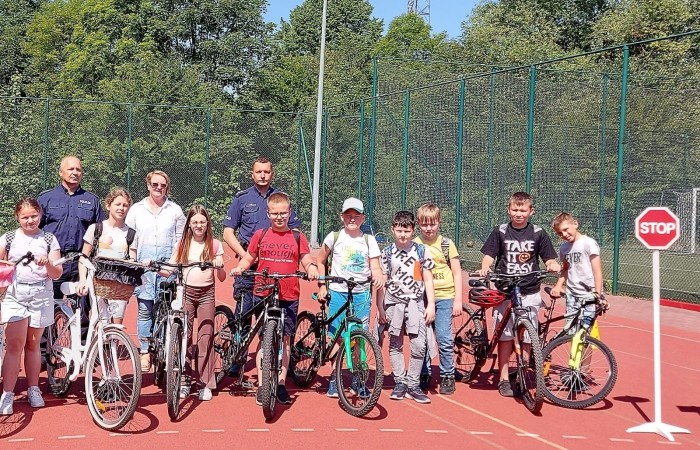 Kartę rowerową może uzyskać każdy, kto ukończył 10 lat. Warunkiem jej uzyskania jest opanowanie zasad ruchu drogowego, umiejętności i techniki jazdy rowerem oraz zdanie z wynikiem pozytywnym egzaminu, który składa się z części teoretycznej i praktycznej. W tym roku szkolnym  42 uczniów z klasy 4a i 4b oraz innych klas zdobyło pierwsze prawo jazdy-Kartę Rowerową. 