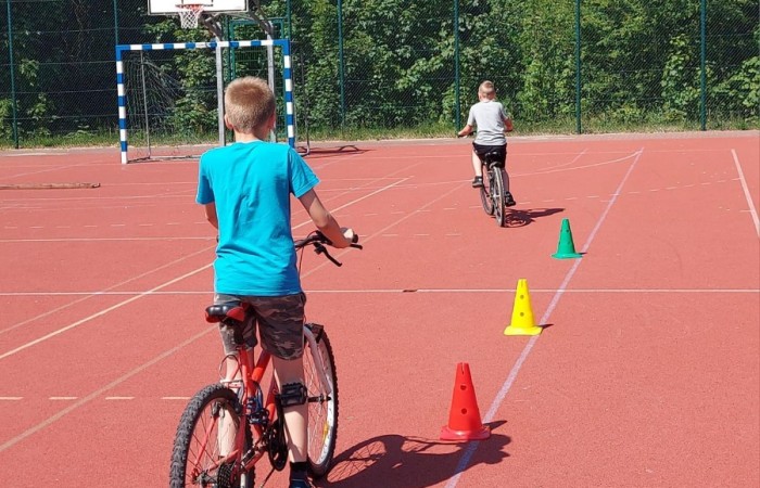 Kartę rowerową może uzyskać każdy, kto ukończył 10 lat. Warunkiem jej uzyskania jest opanowanie zasad ruchu drogowego, umiejętności i techniki jazdy rowerem oraz zdanie z wynikiem pozytywnym egzaminu, który składa się z części teoretycznej i praktycznej. W tym roku szkolnym  42 uczniów z klasy 4a i 4b oraz innych klas zdobyło pierwsze prawo jazdy-Kartę Rowerową. 