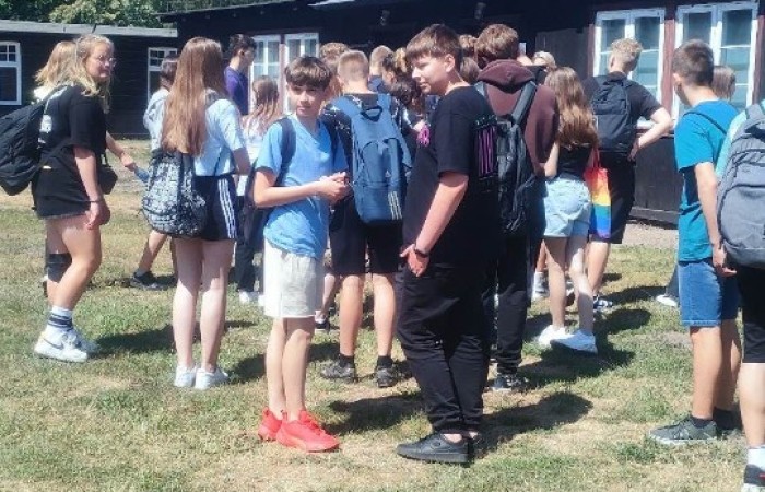 5 czerwca grupa uczniów z klas ósmych odwiedziła obóz koncentracyjny Stutthof. W podróż pełną ludzkiego cierpienia i walki o przetrwanie w okresie II wojny światowej zabrali nas przewodnicy tego ważnego dla historii naszego kraju miejsca.
Obóz Stutthof był pierwszym i najdłużej działającym obozem na terytorium Polski, w którym tysiące ludzi z ponad 25 krajów torturowano, głodzono i mordowano. Miejsce to powstało w celu eksterminacji wywiadu żydowskiego i polskiego, głównie z Pomorza oraz Wolnego Miasta Gdańska.
Wędrując śladami więzionych tam ludzi, uczniowie zwiedzili starą i nową część obozu, zobaczyli komorę gazową i krematorium oraz obejrzeli film dokumentalny o wkroczeniu do Polski Armii Czerwonej.