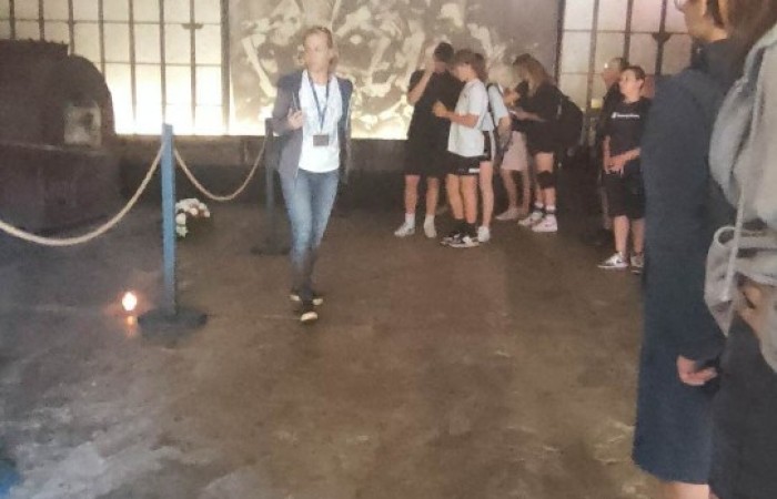 5 czerwca grupa uczniów z klas ósmych odwiedziła obóz koncentracyjny Stutthof. W podróż pełną ludzkiego cierpienia i walki o przetrwanie w okresie II wojny światowej zabrali nas przewodnicy tego ważnego dla historii naszego kraju miejsca.
Obóz Stutthof był pierwszym i najdłużej działającym obozem na terytorium Polski, w którym tysiące ludzi z ponad 25 krajów torturowano, głodzono i mordowano. Miejsce to powstało w celu eksterminacji wywiadu żydowskiego i polskiego, głównie z Pomorza oraz Wolnego Miasta Gdańska.
Wędrując śladami więzionych tam ludzi, uczniowie zwiedzili starą i nową część obozu, zobaczyli komorę gazową i krematorium oraz obejrzeli film dokumentalny o wkroczeniu do Polski Armii Czerwonej.