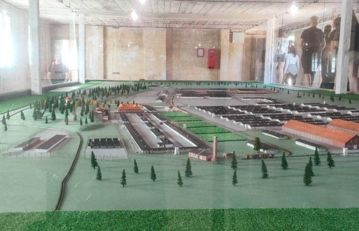 5 czerwca grupa uczniów z klas ósmych odwiedziła obóz koncentracyjny Stutthof. W podróż pełną ludzkiego cierpienia i walki o przetrwanie w okresie II wojny światowej zabrali nas przewodnicy tego ważnego dla historii naszego kraju miejsca.
Obóz Stutthof był pierwszym i najdłużej działającym obozem na terytorium Polski, w którym tysiące ludzi z ponad 25 krajów torturowano, głodzono i mordowano. Miejsce to powstało w celu eksterminacji wywiadu żydowskiego i polskiego, głównie z Pomorza oraz Wolnego Miasta Gdańska.
Wędrując śladami więzionych tam ludzi, uczniowie zwiedzili starą i nową część obozu, zobaczyli komorę gazową i krematorium oraz obejrzeli film dokumentalny o wkroczeniu do Polski Armii Czerwonej.