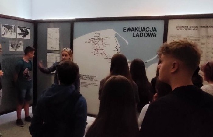 5 czerwca grupa uczniów z klas ósmych odwiedziła obóz koncentracyjny Stutthof. W podróż pełną ludzkiego cierpienia i walki o przetrwanie w okresie II wojny światowej zabrali nas przewodnicy tego ważnego dla historii naszego kraju miejsca.
Obóz Stutthof był pierwszym i najdłużej działającym obozem na terytorium Polski, w którym tysiące ludzi z ponad 25 krajów torturowano, głodzono i mordowano. Miejsce to powstało w celu eksterminacji wywiadu żydowskiego i polskiego, głównie z Pomorza oraz Wolnego Miasta Gdańska.
Wędrując śladami więzionych tam ludzi, uczniowie zwiedzili starą i nową część obozu, zobaczyli komorę gazową i krematorium oraz obejrzeli film dokumentalny o wkroczeniu do Polski Armii Czerwonej.