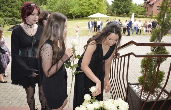 15 czerwca odbył się bal ósmoklasisty. Wieczorek pożegnalny przygotowali rodzice. Zaproszona została dyrekcja szkoły oraz nauczyciele i wychowawcy, którzy pełnili tę rolę w klasach I-III i IV-VIII. Nasi ósmoklasiści prezentowali się bardzo wytwornie i elegancko, w strojach wybranych specjalnie na ten wieczór. Uroczystego otwarcia w obecności wszystkich zebranych dokonał dyrektor szkoły Pani Agnieszka Cieklińska. Uczniowie przygotowali też bardzo wzruszające podziękowania dla swoich rodziców, nauczycieli, wychowawców i pracowników szkoły. Byliśmy też świadkami przepięknego poloneza w wykonaniu tegorocznych absolwentów przygotowanych przez Pana Marka Białogrzywego. Oprawę muzyczną podczas imprezy zapewniał profesjonalny DJ Dyzio, więc każdy mógł się bawić w rytmach największych i najbardziej popularnych przebojów. Nie zabrakło także sesji fotograficznej. Wszyscy bawili się wybornie. Z pewnością uroczystość ta pozostanie dla wszystkich miłym wspomnieniem.