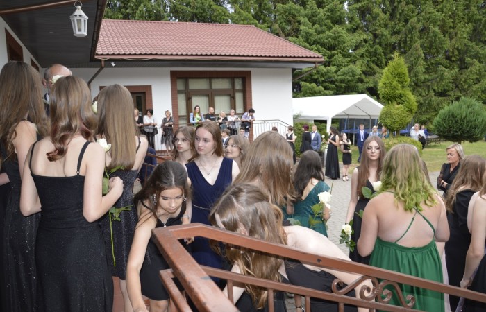 15 czerwca odbył się bal ósmoklasisty. Wieczorek pożegnalny przygotowali rodzice. Zaproszona została dyrekcja szkoły oraz nauczyciele i wychowawcy, którzy pełnili tę rolę w klasach I-III i IV-VIII. Nasi ósmoklasiści prezentowali się bardzo wytwornie i elegancko, w strojach wybranych specjalnie na ten wieczór. Uroczystego otwarcia w obecności wszystkich zebranych dokonał dyrektor szkoły Pani Agnieszka Cieklińska. Uczniowie przygotowali też bardzo wzruszające podziękowania dla swoich rodziców, nauczycieli, wychowawców i pracowników szkoły. Byliśmy też świadkami przepięknego poloneza w wykonaniu tegorocznych absolwentów przygotowanych przez Pana Marka Białogrzywego. Oprawę muzyczną podczas imprezy zapewniał profesjonalny DJ Dyzio, więc każdy mógł się bawić w rytmach największych i najbardziej popularnych przebojów. Nie zabrakło także sesji fotograficznej. Wszyscy bawili się wybornie. Z pewnością uroczystość ta pozostanie dla wszystkich miłym wspomnieniem.