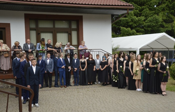 15 czerwca odbył się bal ósmoklasisty. Wieczorek pożegnalny przygotowali rodzice. Zaproszona została dyrekcja szkoły oraz nauczyciele i wychowawcy, którzy pełnili tę rolę w klasach I-III i IV-VIII. Nasi ósmoklasiści prezentowali się bardzo wytwornie i elegancko, w strojach wybranych specjalnie na ten wieczór. Uroczystego otwarcia w obecności wszystkich zebranych dokonał dyrektor szkoły Pani Agnieszka Cieklińska. Uczniowie przygotowali też bardzo wzruszające podziękowania dla swoich rodziców, nauczycieli, wychowawców i pracowników szkoły. Byliśmy też świadkami przepięknego poloneza w wykonaniu tegorocznych absolwentów przygotowanych przez Pana Marka Białogrzywego. Oprawę muzyczną podczas imprezy zapewniał profesjonalny DJ Dyzio, więc każdy mógł się bawić w rytmach największych i najbardziej popularnych przebojów. Nie zabrakło także sesji fotograficznej. Wszyscy bawili się wybornie. Z pewnością uroczystość ta pozostanie dla wszystkich miłym wspomnieniem.