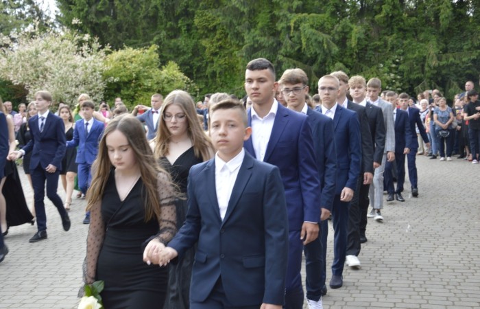 15 czerwca odbył się bal ósmoklasisty. Wieczorek pożegnalny przygotowali rodzice. Zaproszona została dyrekcja szkoły oraz nauczyciele i wychowawcy, którzy pełnili tę rolę w klasach I-III i IV-VIII. Nasi ósmoklasiści prezentowali się bardzo wytwornie i elegancko, w strojach wybranych specjalnie na ten wieczór. Uroczystego otwarcia w obecności wszystkich zebranych dokonał dyrektor szkoły Pani Agnieszka Cieklińska. Uczniowie przygotowali też bardzo wzruszające podziękowania dla swoich rodziców, nauczycieli, wychowawców i pracowników szkoły. Byliśmy też świadkami przepięknego poloneza w wykonaniu tegorocznych absolwentów przygotowanych przez Pana Marka Białogrzywego. Oprawę muzyczną podczas imprezy zapewniał profesjonalny DJ Dyzio, więc każdy mógł się bawić w rytmach największych i najbardziej popularnych przebojów. Nie zabrakło także sesji fotograficznej. Wszyscy bawili się wybornie. Z pewnością uroczystość ta pozostanie dla wszystkich miłym wspomnieniem.