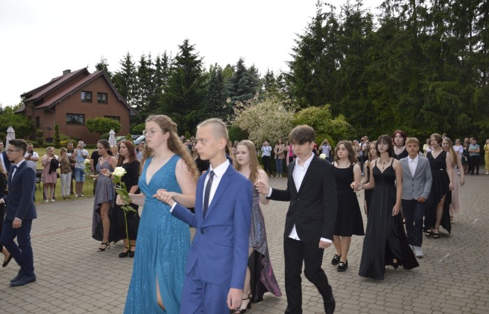 15 czerwca odbył się bal ósmoklasisty. Wieczorek pożegnalny przygotowali rodzice. Zaproszona została dyrekcja szkoły oraz nauczyciele i wychowawcy, którzy pełnili tę rolę w klasach I-III i IV-VIII. Nasi ósmoklasiści prezentowali się bardzo wytwornie i elegancko, w strojach wybranych specjalnie na ten wieczór. Uroczystego otwarcia w obecności wszystkich zebranych dokonał dyrektor szkoły Pani Agnieszka Cieklińska. Uczniowie przygotowali też bardzo wzruszające podziękowania dla swoich rodziców, nauczycieli, wychowawców i pracowników szkoły. Byliśmy też świadkami przepięknego poloneza w wykonaniu tegorocznych absolwentów przygotowanych przez Pana Marka Białogrzywego. Oprawę muzyczną podczas imprezy zapewniał profesjonalny DJ Dyzio, więc każdy mógł się bawić w rytmach największych i najbardziej popularnych przebojów. Nie zabrakło także sesji fotograficznej. Wszyscy bawili się wybornie. Z pewnością uroczystość ta pozostanie dla wszystkich miłym wspomnieniem.