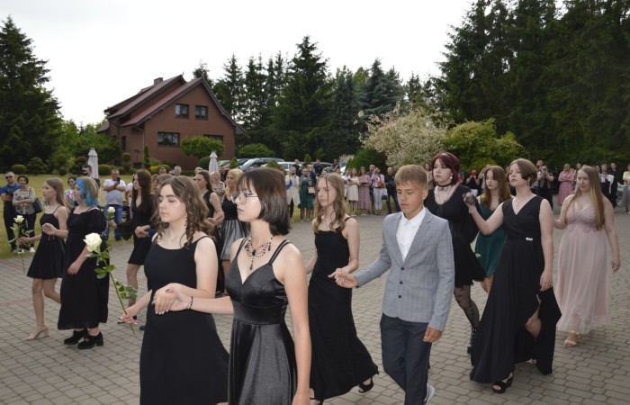 15 czerwca odbył się bal ósmoklasisty. Wieczorek pożegnalny przygotowali rodzice. Zaproszona została dyrekcja szkoły oraz nauczyciele i wychowawcy, którzy pełnili tę rolę w klasach I-III i IV-VIII. Nasi ósmoklasiści prezentowali się bardzo wytwornie i elegancko, w strojach wybranych specjalnie na ten wieczór. Uroczystego otwarcia w obecności wszystkich zebranych dokonał dyrektor szkoły Pani Agnieszka Cieklińska. Uczniowie przygotowali też bardzo wzruszające podziękowania dla swoich rodziców, nauczycieli, wychowawców i pracowników szkoły. Byliśmy też świadkami przepięknego poloneza w wykonaniu tegorocznych absolwentów przygotowanych przez Pana Marka Białogrzywego. Oprawę muzyczną podczas imprezy zapewniał profesjonalny DJ Dyzio, więc każdy mógł się bawić w rytmach największych i najbardziej popularnych przebojów. Nie zabrakło także sesji fotograficznej. Wszyscy bawili się wybornie. Z pewnością uroczystość ta pozostanie dla wszystkich miłym wspomnieniem.