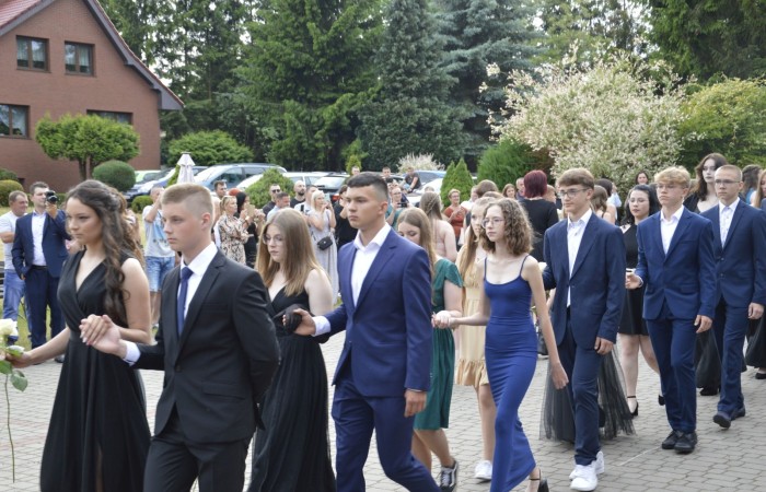 15 czerwca odbył się bal ósmoklasisty. Wieczorek pożegnalny przygotowali rodzice. Zaproszona została dyrekcja szkoły oraz nauczyciele i wychowawcy, którzy pełnili tę rolę w klasach I-III i IV-VIII. Nasi ósmoklasiści prezentowali się bardzo wytwornie i elegancko, w strojach wybranych specjalnie na ten wieczór. Uroczystego otwarcia w obecności wszystkich zebranych dokonał dyrektor szkoły Pani Agnieszka Cieklińska. Uczniowie przygotowali też bardzo wzruszające podziękowania dla swoich rodziców, nauczycieli, wychowawców i pracowników szkoły. Byliśmy też świadkami przepięknego poloneza w wykonaniu tegorocznych absolwentów przygotowanych przez Pana Marka Białogrzywego. Oprawę muzyczną podczas imprezy zapewniał profesjonalny DJ Dyzio, więc każdy mógł się bawić w rytmach największych i najbardziej popularnych przebojów. Nie zabrakło także sesji fotograficznej. Wszyscy bawili się wybornie. Z pewnością uroczystość ta pozostanie dla wszystkich miłym wspomnieniem.