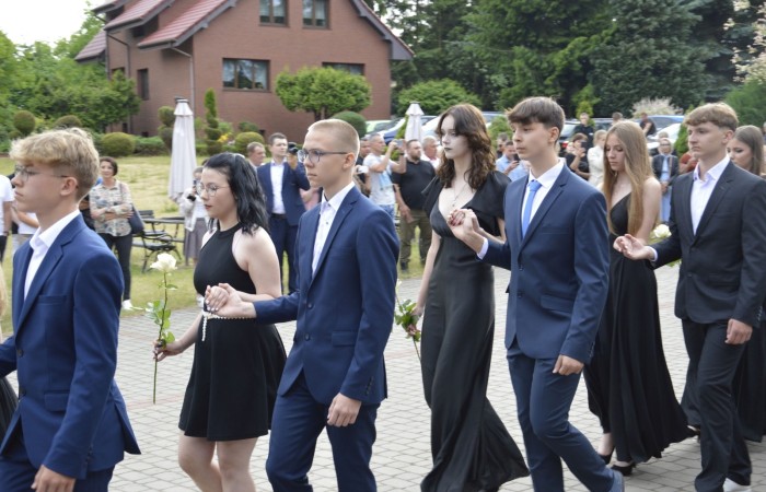 15 czerwca odbył się bal ósmoklasisty. Wieczorek pożegnalny przygotowali rodzice. Zaproszona została dyrekcja szkoły oraz nauczyciele i wychowawcy, którzy pełnili tę rolę w klasach I-III i IV-VIII. Nasi ósmoklasiści prezentowali się bardzo wytwornie i elegancko, w strojach wybranych specjalnie na ten wieczór. Uroczystego otwarcia w obecności wszystkich zebranych dokonał dyrektor szkoły Pani Agnieszka Cieklińska. Uczniowie przygotowali też bardzo wzruszające podziękowania dla swoich rodziców, nauczycieli, wychowawców i pracowników szkoły. Byliśmy też świadkami przepięknego poloneza w wykonaniu tegorocznych absolwentów przygotowanych przez Pana Marka Białogrzywego. Oprawę muzyczną podczas imprezy zapewniał profesjonalny DJ Dyzio, więc każdy mógł się bawić w rytmach największych i najbardziej popularnych przebojów. Nie zabrakło także sesji fotograficznej. Wszyscy bawili się wybornie. Z pewnością uroczystość ta pozostanie dla wszystkich miłym wspomnieniem.