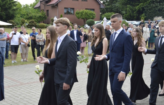 15 czerwca odbył się bal ósmoklasisty. Wieczorek pożegnalny przygotowali rodzice. Zaproszona została dyrekcja szkoły oraz nauczyciele i wychowawcy, którzy pełnili tę rolę w klasach I-III i IV-VIII. Nasi ósmoklasiści prezentowali się bardzo wytwornie i elegancko, w strojach wybranych specjalnie na ten wieczór. Uroczystego otwarcia w obecności wszystkich zebranych dokonał dyrektor szkoły Pani Agnieszka Cieklińska. Uczniowie przygotowali też bardzo wzruszające podziękowania dla swoich rodziców, nauczycieli, wychowawców i pracowników szkoły. Byliśmy też świadkami przepięknego poloneza w wykonaniu tegorocznych absolwentów przygotowanych przez Pana Marka Białogrzywego. Oprawę muzyczną podczas imprezy zapewniał profesjonalny DJ Dyzio, więc każdy mógł się bawić w rytmach największych i najbardziej popularnych przebojów. Nie zabrakło także sesji fotograficznej. Wszyscy bawili się wybornie. Z pewnością uroczystość ta pozostanie dla wszystkich miłym wspomnieniem.