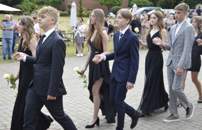 15 czerwca odbył się bal ósmoklasisty. Wieczorek pożegnalny przygotowali rodzice. Zaproszona została dyrekcja szkoły oraz nauczyciele i wychowawcy, którzy pełnili tę rolę w klasach I-III i IV-VIII. Nasi ósmoklasiści prezentowali się bardzo wytwornie i elegancko, w strojach wybranych specjalnie na ten wieczór. Uroczystego otwarcia w obecności wszystkich zebranych dokonał dyrektor szkoły Pani Agnieszka Cieklińska. Uczniowie przygotowali też bardzo wzruszające podziękowania dla swoich rodziców, nauczycieli, wychowawców i pracowników szkoły. Byliśmy też świadkami przepięknego poloneza w wykonaniu tegorocznych absolwentów przygotowanych przez Pana Marka Białogrzywego. Oprawę muzyczną podczas imprezy zapewniał profesjonalny DJ Dyzio, więc każdy mógł się bawić w rytmach największych i najbardziej popularnych przebojów. Nie zabrakło także sesji fotograficznej. Wszyscy bawili się wybornie. Z pewnością uroczystość ta pozostanie dla wszystkich miłym wspomnieniem.