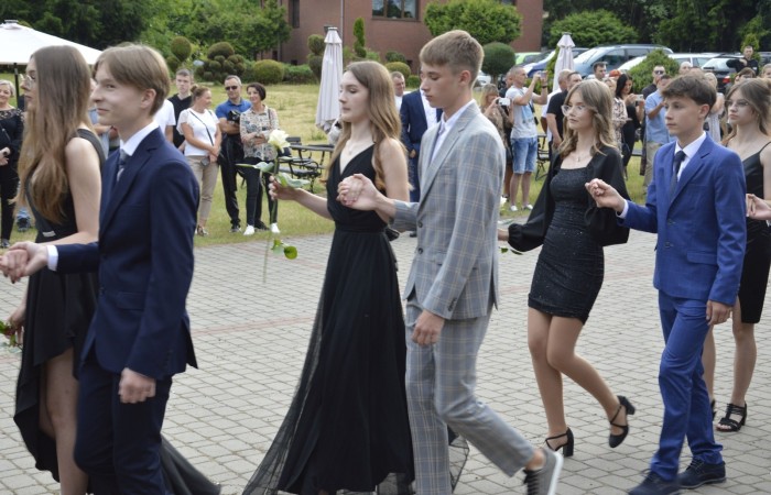 15 czerwca odbył się bal ósmoklasisty. Wieczorek pożegnalny przygotowali rodzice. Zaproszona została dyrekcja szkoły oraz nauczyciele i wychowawcy, którzy pełnili tę rolę w klasach I-III i IV-VIII. Nasi ósmoklasiści prezentowali się bardzo wytwornie i elegancko, w strojach wybranych specjalnie na ten wieczór. Uroczystego otwarcia w obecności wszystkich zebranych dokonał dyrektor szkoły Pani Agnieszka Cieklińska. Uczniowie przygotowali też bardzo wzruszające podziękowania dla swoich rodziców, nauczycieli, wychowawców i pracowników szkoły. Byliśmy też świadkami przepięknego poloneza w wykonaniu tegorocznych absolwentów przygotowanych przez Pana Marka Białogrzywego. Oprawę muzyczną podczas imprezy zapewniał profesjonalny DJ Dyzio, więc każdy mógł się bawić w rytmach największych i najbardziej popularnych przebojów. Nie zabrakło także sesji fotograficznej. Wszyscy bawili się wybornie. Z pewnością uroczystość ta pozostanie dla wszystkich miłym wspomnieniem.