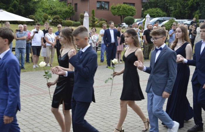15 czerwca odbył się bal ósmoklasisty. Wieczorek pożegnalny przygotowali rodzice. Zaproszona została dyrekcja szkoły oraz nauczyciele i wychowawcy, którzy pełnili tę rolę w klasach I-III i IV-VIII. Nasi ósmoklasiści prezentowali się bardzo wytwornie i elegancko, w strojach wybranych specjalnie na ten wieczór. Uroczystego otwarcia w obecności wszystkich zebranych dokonał dyrektor szkoły Pani Agnieszka Cieklińska. Uczniowie przygotowali też bardzo wzruszające podziękowania dla swoich rodziców, nauczycieli, wychowawców i pracowników szkoły. Byliśmy też świadkami przepięknego poloneza w wykonaniu tegorocznych absolwentów przygotowanych przez Pana Marka Białogrzywego. Oprawę muzyczną podczas imprezy zapewniał profesjonalny DJ Dyzio, więc każdy mógł się bawić w rytmach największych i najbardziej popularnych przebojów. Nie zabrakło także sesji fotograficznej. Wszyscy bawili się wybornie. Z pewnością uroczystość ta pozostanie dla wszystkich miłym wspomnieniem.