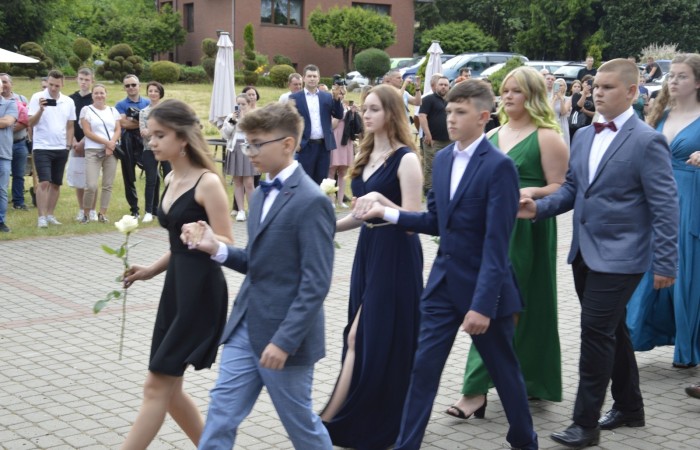 15 czerwca odbył się bal ósmoklasisty. Wieczorek pożegnalny przygotowali rodzice. Zaproszona została dyrekcja szkoły oraz nauczyciele i wychowawcy, którzy pełnili tę rolę w klasach I-III i IV-VIII. Nasi ósmoklasiści prezentowali się bardzo wytwornie i elegancko, w strojach wybranych specjalnie na ten wieczór. Uroczystego otwarcia w obecności wszystkich zebranych dokonał dyrektor szkoły Pani Agnieszka Cieklińska. Uczniowie przygotowali też bardzo wzruszające podziękowania dla swoich rodziców, nauczycieli, wychowawców i pracowników szkoły. Byliśmy też świadkami przepięknego poloneza w wykonaniu tegorocznych absolwentów przygotowanych przez Pana Marka Białogrzywego. Oprawę muzyczną podczas imprezy zapewniał profesjonalny DJ Dyzio, więc każdy mógł się bawić w rytmach największych i najbardziej popularnych przebojów. Nie zabrakło także sesji fotograficznej. Wszyscy bawili się wybornie. Z pewnością uroczystość ta pozostanie dla wszystkich miłym wspomnieniem.