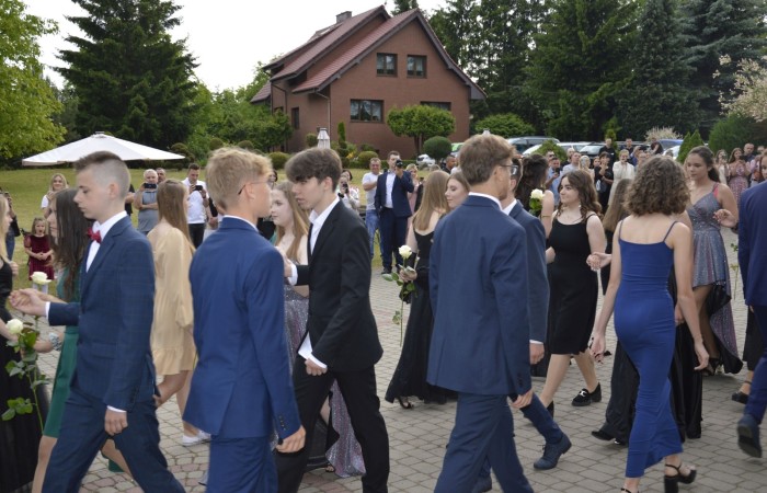 15 czerwca odbył się bal ósmoklasisty. Wieczorek pożegnalny przygotowali rodzice. Zaproszona została dyrekcja szkoły oraz nauczyciele i wychowawcy, którzy pełnili tę rolę w klasach I-III i IV-VIII. Nasi ósmoklasiści prezentowali się bardzo wytwornie i elegancko, w strojach wybranych specjalnie na ten wieczór. Uroczystego otwarcia w obecności wszystkich zebranych dokonał dyrektor szkoły Pani Agnieszka Cieklińska. Uczniowie przygotowali też bardzo wzruszające podziękowania dla swoich rodziców, nauczycieli, wychowawców i pracowników szkoły. Byliśmy też świadkami przepięknego poloneza w wykonaniu tegorocznych absolwentów przygotowanych przez Pana Marka Białogrzywego. Oprawę muzyczną podczas imprezy zapewniał profesjonalny DJ Dyzio, więc każdy mógł się bawić w rytmach największych i najbardziej popularnych przebojów. Nie zabrakło także sesji fotograficznej. Wszyscy bawili się wybornie. Z pewnością uroczystość ta pozostanie dla wszystkich miłym wspomnieniem.
