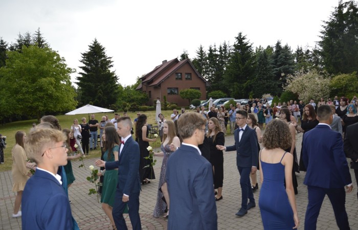 15 czerwca odbył się bal ósmoklasisty. Wieczorek pożegnalny przygotowali rodzice. Zaproszona została dyrekcja szkoły oraz nauczyciele i wychowawcy, którzy pełnili tę rolę w klasach I-III i IV-VIII. Nasi ósmoklasiści prezentowali się bardzo wytwornie i elegancko, w strojach wybranych specjalnie na ten wieczór. Uroczystego otwarcia w obecności wszystkich zebranych dokonał dyrektor szkoły Pani Agnieszka Cieklińska. Uczniowie przygotowali też bardzo wzruszające podziękowania dla swoich rodziców, nauczycieli, wychowawców i pracowników szkoły. Byliśmy też świadkami przepięknego poloneza w wykonaniu tegorocznych absolwentów przygotowanych przez Pana Marka Białogrzywego. Oprawę muzyczną podczas imprezy zapewniał profesjonalny DJ Dyzio, więc każdy mógł się bawić w rytmach największych i najbardziej popularnych przebojów. Nie zabrakło także sesji fotograficznej. Wszyscy bawili się wybornie. Z pewnością uroczystość ta pozostanie dla wszystkich miłym wspomnieniem.