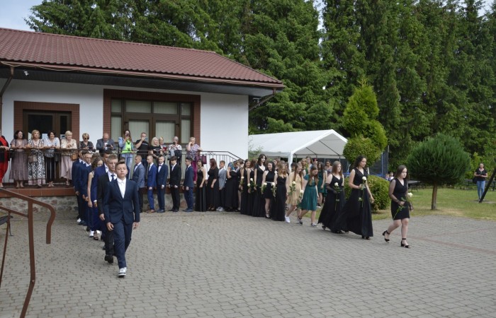 15 czerwca odbył się bal ósmoklasisty. Wieczorek pożegnalny przygotowali rodzice. Zaproszona została dyrekcja szkoły oraz nauczyciele i wychowawcy, którzy pełnili tę rolę w klasach I-III i IV-VIII. Nasi ósmoklasiści prezentowali się bardzo wytwornie i elegancko, w strojach wybranych specjalnie na ten wieczór. Uroczystego otwarcia w obecności wszystkich zebranych dokonał dyrektor szkoły Pani Agnieszka Cieklińska. Uczniowie przygotowali też bardzo wzruszające podziękowania dla swoich rodziców, nauczycieli, wychowawców i pracowników szkoły. Byliśmy też świadkami przepięknego poloneza w wykonaniu tegorocznych absolwentów przygotowanych przez Pana Marka Białogrzywego. Oprawę muzyczną podczas imprezy zapewniał profesjonalny DJ Dyzio, więc każdy mógł się bawić w rytmach największych i najbardziej popularnych przebojów. Nie zabrakło także sesji fotograficznej. Wszyscy bawili się wybornie. Z pewnością uroczystość ta pozostanie dla wszystkich miłym wspomnieniem.