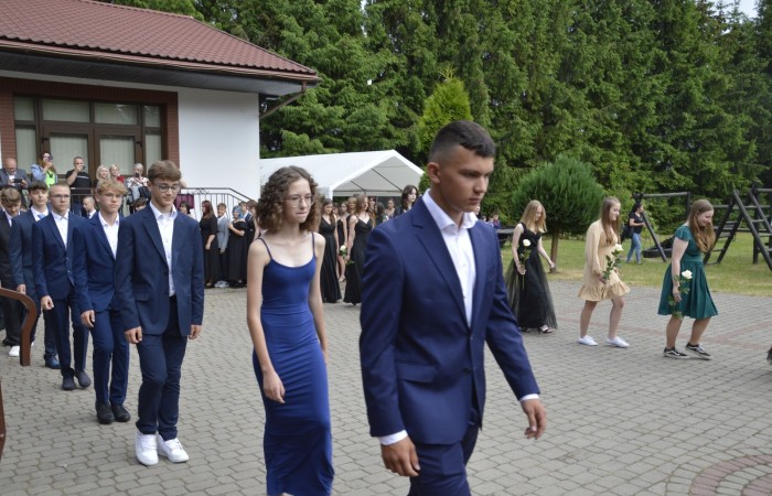 15 czerwca odbył się bal ósmoklasisty. Wieczorek pożegnalny przygotowali rodzice. Zaproszona została dyrekcja szkoły oraz nauczyciele i wychowawcy, którzy pełnili tę rolę w klasach I-III i IV-VIII. Nasi ósmoklasiści prezentowali się bardzo wytwornie i elegancko, w strojach wybranych specjalnie na ten wieczór. Uroczystego otwarcia w obecności wszystkich zebranych dokonał dyrektor szkoły Pani Agnieszka Cieklińska. Uczniowie przygotowali też bardzo wzruszające podziękowania dla swoich rodziców, nauczycieli, wychowawców i pracowników szkoły. Byliśmy też świadkami przepięknego poloneza w wykonaniu tegorocznych absolwentów przygotowanych przez Pana Marka Białogrzywego. Oprawę muzyczną podczas imprezy zapewniał profesjonalny DJ Dyzio, więc każdy mógł się bawić w rytmach największych i najbardziej popularnych przebojów. Nie zabrakło także sesji fotograficznej. Wszyscy bawili się wybornie. Z pewnością uroczystość ta pozostanie dla wszystkich miłym wspomnieniem.