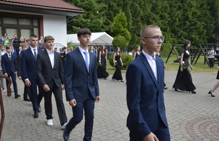 15 czerwca odbył się bal ósmoklasisty. Wieczorek pożegnalny przygotowali rodzice. Zaproszona została dyrekcja szkoły oraz nauczyciele i wychowawcy, którzy pełnili tę rolę w klasach I-III i IV-VIII. Nasi ósmoklasiści prezentowali się bardzo wytwornie i elegancko, w strojach wybranych specjalnie na ten wieczór. Uroczystego otwarcia w obecności wszystkich zebranych dokonał dyrektor szkoły Pani Agnieszka Cieklińska. Uczniowie przygotowali też bardzo wzruszające podziękowania dla swoich rodziców, nauczycieli, wychowawców i pracowników szkoły. Byliśmy też świadkami przepięknego poloneza w wykonaniu tegorocznych absolwentów przygotowanych przez Pana Marka Białogrzywego. Oprawę muzyczną podczas imprezy zapewniał profesjonalny DJ Dyzio, więc każdy mógł się bawić w rytmach największych i najbardziej popularnych przebojów. Nie zabrakło także sesji fotograficznej. Wszyscy bawili się wybornie. Z pewnością uroczystość ta pozostanie dla wszystkich miłym wspomnieniem.
