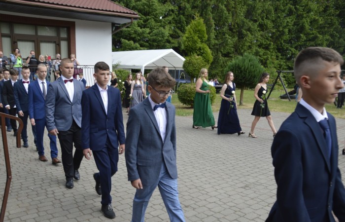 15 czerwca odbył się bal ósmoklasisty. Wieczorek pożegnalny przygotowali rodzice. Zaproszona została dyrekcja szkoły oraz nauczyciele i wychowawcy, którzy pełnili tę rolę w klasach I-III i IV-VIII. Nasi ósmoklasiści prezentowali się bardzo wytwornie i elegancko, w strojach wybranych specjalnie na ten wieczór. Uroczystego otwarcia w obecności wszystkich zebranych dokonał dyrektor szkoły Pani Agnieszka Cieklińska. Uczniowie przygotowali też bardzo wzruszające podziękowania dla swoich rodziców, nauczycieli, wychowawców i pracowników szkoły. Byliśmy też świadkami przepięknego poloneza w wykonaniu tegorocznych absolwentów przygotowanych przez Pana Marka Białogrzywego. Oprawę muzyczną podczas imprezy zapewniał profesjonalny DJ Dyzio, więc każdy mógł się bawić w rytmach największych i najbardziej popularnych przebojów. Nie zabrakło także sesji fotograficznej. Wszyscy bawili się wybornie. Z pewnością uroczystość ta pozostanie dla wszystkich miłym wspomnieniem.