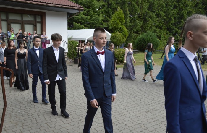 15 czerwca odbył się bal ósmoklasisty. Wieczorek pożegnalny przygotowali rodzice. Zaproszona została dyrekcja szkoły oraz nauczyciele i wychowawcy, którzy pełnili tę rolę w klasach I-III i IV-VIII. Nasi ósmoklasiści prezentowali się bardzo wytwornie i elegancko, w strojach wybranych specjalnie na ten wieczór. Uroczystego otwarcia w obecności wszystkich zebranych dokonał dyrektor szkoły Pani Agnieszka Cieklińska. Uczniowie przygotowali też bardzo wzruszające podziękowania dla swoich rodziców, nauczycieli, wychowawców i pracowników szkoły. Byliśmy też świadkami przepięknego poloneza w wykonaniu tegorocznych absolwentów przygotowanych przez Pana Marka Białogrzywego. Oprawę muzyczną podczas imprezy zapewniał profesjonalny DJ Dyzio, więc każdy mógł się bawić w rytmach największych i najbardziej popularnych przebojów. Nie zabrakło także sesji fotograficznej. Wszyscy bawili się wybornie. Z pewnością uroczystość ta pozostanie dla wszystkich miłym wspomnieniem.
