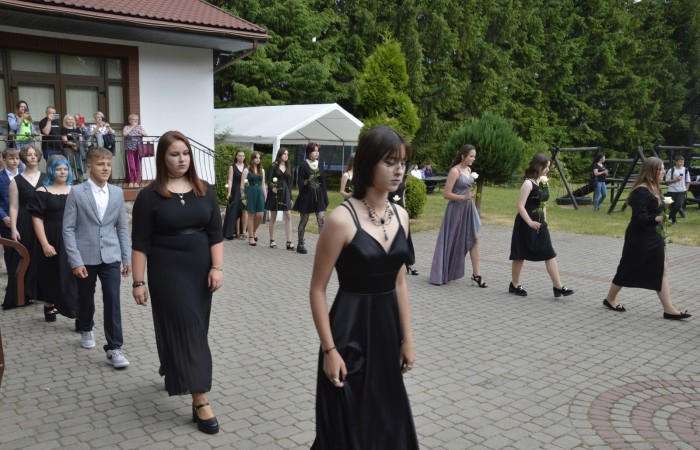 15 czerwca odbył się bal ósmoklasisty. Wieczorek pożegnalny przygotowali rodzice. Zaproszona została dyrekcja szkoły oraz nauczyciele i wychowawcy, którzy pełnili tę rolę w klasach I-III i IV-VIII. Nasi ósmoklasiści prezentowali się bardzo wytwornie i elegancko, w strojach wybranych specjalnie na ten wieczór. Uroczystego otwarcia w obecności wszystkich zebranych dokonał dyrektor szkoły Pani Agnieszka Cieklińska. Uczniowie przygotowali też bardzo wzruszające podziękowania dla swoich rodziców, nauczycieli, wychowawców i pracowników szkoły. Byliśmy też świadkami przepięknego poloneza w wykonaniu tegorocznych absolwentów przygotowanych przez Pana Marka Białogrzywego. Oprawę muzyczną podczas imprezy zapewniał profesjonalny DJ Dyzio, więc każdy mógł się bawić w rytmach największych i najbardziej popularnych przebojów. Nie zabrakło także sesji fotograficznej. Wszyscy bawili się wybornie. Z pewnością uroczystość ta pozostanie dla wszystkich miłym wspomnieniem.