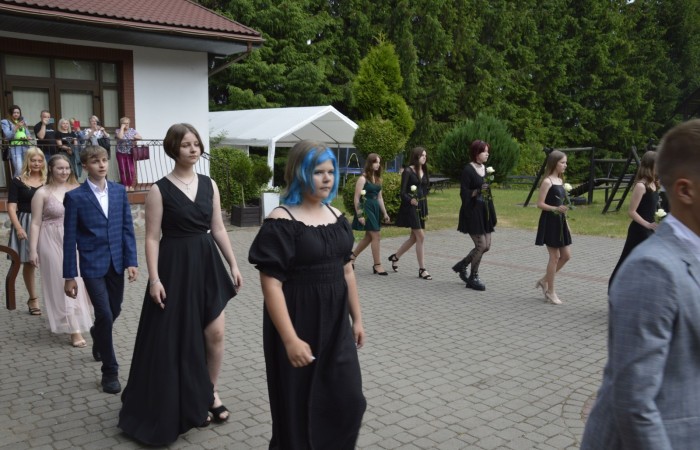 15 czerwca odbył się bal ósmoklasisty. Wieczorek pożegnalny przygotowali rodzice. Zaproszona została dyrekcja szkoły oraz nauczyciele i wychowawcy, którzy pełnili tę rolę w klasach I-III i IV-VIII. Nasi ósmoklasiści prezentowali się bardzo wytwornie i elegancko, w strojach wybranych specjalnie na ten wieczór. Uroczystego otwarcia w obecności wszystkich zebranych dokonał dyrektor szkoły Pani Agnieszka Cieklińska. Uczniowie przygotowali też bardzo wzruszające podziękowania dla swoich rodziców, nauczycieli, wychowawców i pracowników szkoły. Byliśmy też świadkami przepięknego poloneza w wykonaniu tegorocznych absolwentów przygotowanych przez Pana Marka Białogrzywego. Oprawę muzyczną podczas imprezy zapewniał profesjonalny DJ Dyzio, więc każdy mógł się bawić w rytmach największych i najbardziej popularnych przebojów. Nie zabrakło także sesji fotograficznej. Wszyscy bawili się wybornie. Z pewnością uroczystość ta pozostanie dla wszystkich miłym wspomnieniem.
