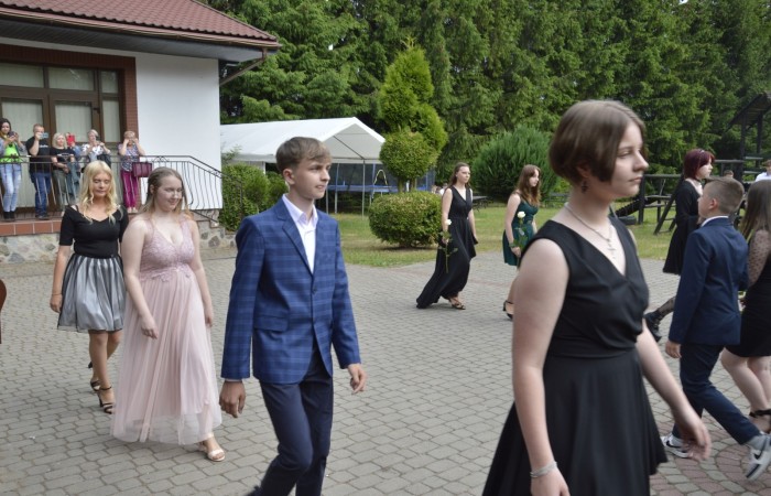 15 czerwca odbył się bal ósmoklasisty. Wieczorek pożegnalny przygotowali rodzice. Zaproszona została dyrekcja szkoły oraz nauczyciele i wychowawcy, którzy pełnili tę rolę w klasach I-III i IV-VIII. Nasi ósmoklasiści prezentowali się bardzo wytwornie i elegancko, w strojach wybranych specjalnie na ten wieczór. Uroczystego otwarcia w obecności wszystkich zebranych dokonał dyrektor szkoły Pani Agnieszka Cieklińska. Uczniowie przygotowali też bardzo wzruszające podziękowania dla swoich rodziców, nauczycieli, wychowawców i pracowników szkoły. Byliśmy też świadkami przepięknego poloneza w wykonaniu tegorocznych absolwentów przygotowanych przez Pana Marka Białogrzywego. Oprawę muzyczną podczas imprezy zapewniał profesjonalny DJ Dyzio, więc każdy mógł się bawić w rytmach największych i najbardziej popularnych przebojów. Nie zabrakło także sesji fotograficznej. Wszyscy bawili się wybornie. Z pewnością uroczystość ta pozostanie dla wszystkich miłym wspomnieniem.