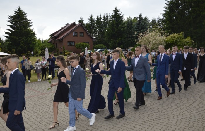 15 czerwca odbył się bal ósmoklasisty. Wieczorek pożegnalny przygotowali rodzice. Zaproszona została dyrekcja szkoły oraz nauczyciele i wychowawcy, którzy pełnili tę rolę w klasach I-III i IV-VIII. Nasi ósmoklasiści prezentowali się bardzo wytwornie i elegancko, w strojach wybranych specjalnie na ten wieczór. Uroczystego otwarcia w obecności wszystkich zebranych dokonał dyrektor szkoły Pani Agnieszka Cieklińska. Uczniowie przygotowali też bardzo wzruszające podziękowania dla swoich rodziców, nauczycieli, wychowawców i pracowników szkoły. Byliśmy też świadkami przepięknego poloneza w wykonaniu tegorocznych absolwentów przygotowanych przez Pana Marka Białogrzywego. Oprawę muzyczną podczas imprezy zapewniał profesjonalny DJ Dyzio, więc każdy mógł się bawić w rytmach największych i najbardziej popularnych przebojów. Nie zabrakło także sesji fotograficznej. Wszyscy bawili się wybornie. Z pewnością uroczystość ta pozostanie dla wszystkich miłym wspomnieniem.