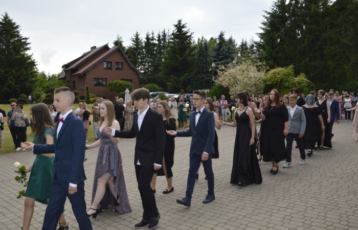 15 czerwca odbył się bal ósmoklasisty. Wieczorek pożegnalny przygotowali rodzice. Zaproszona została dyrekcja szkoły oraz nauczyciele i wychowawcy, którzy pełnili tę rolę w klasach I-III i IV-VIII. Nasi ósmoklasiści prezentowali się bardzo wytwornie i elegancko, w strojach wybranych specjalnie na ten wieczór. Uroczystego otwarcia w obecności wszystkich zebranych dokonał dyrektor szkoły Pani Agnieszka Cieklińska. Uczniowie przygotowali też bardzo wzruszające podziękowania dla swoich rodziców, nauczycieli, wychowawców i pracowników szkoły. Byliśmy też świadkami przepięknego poloneza w wykonaniu tegorocznych absolwentów przygotowanych przez Pana Marka Białogrzywego. Oprawę muzyczną podczas imprezy zapewniał profesjonalny DJ Dyzio, więc każdy mógł się bawić w rytmach największych i najbardziej popularnych przebojów. Nie zabrakło także sesji fotograficznej. Wszyscy bawili się wybornie. Z pewnością uroczystość ta pozostanie dla wszystkich miłym wspomnieniem.