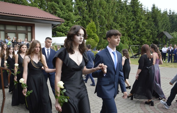 15 czerwca odbył się bal ósmoklasisty. Wieczorek pożegnalny przygotowali rodzice. Zaproszona została dyrekcja szkoły oraz nauczyciele i wychowawcy, którzy pełnili tę rolę w klasach I-III i IV-VIII. Nasi ósmoklasiści prezentowali się bardzo wytwornie i elegancko, w strojach wybranych specjalnie na ten wieczór. Uroczystego otwarcia w obecności wszystkich zebranych dokonał dyrektor szkoły Pani Agnieszka Cieklińska. Uczniowie przygotowali też bardzo wzruszające podziękowania dla swoich rodziców, nauczycieli, wychowawców i pracowników szkoły. Byliśmy też świadkami przepięknego poloneza w wykonaniu tegorocznych absolwentów przygotowanych przez Pana Marka Białogrzywego. Oprawę muzyczną podczas imprezy zapewniał profesjonalny DJ Dyzio, więc każdy mógł się bawić w rytmach największych i najbardziej popularnych przebojów. Nie zabrakło także sesji fotograficznej. Wszyscy bawili się wybornie. Z pewnością uroczystość ta pozostanie dla wszystkich miłym wspomnieniem.