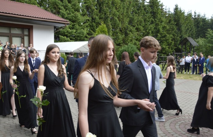 15 czerwca odbył się bal ósmoklasisty. Wieczorek pożegnalny przygotowali rodzice. Zaproszona została dyrekcja szkoły oraz nauczyciele i wychowawcy, którzy pełnili tę rolę w klasach I-III i IV-VIII. Nasi ósmoklasiści prezentowali się bardzo wytwornie i elegancko, w strojach wybranych specjalnie na ten wieczór. Uroczystego otwarcia w obecności wszystkich zebranych dokonał dyrektor szkoły Pani Agnieszka Cieklińska. Uczniowie przygotowali też bardzo wzruszające podziękowania dla swoich rodziców, nauczycieli, wychowawców i pracowników szkoły. Byliśmy też świadkami przepięknego poloneza w wykonaniu tegorocznych absolwentów przygotowanych przez Pana Marka Białogrzywego. Oprawę muzyczną podczas imprezy zapewniał profesjonalny DJ Dyzio, więc każdy mógł się bawić w rytmach największych i najbardziej popularnych przebojów. Nie zabrakło także sesji fotograficznej. Wszyscy bawili się wybornie. Z pewnością uroczystość ta pozostanie dla wszystkich miłym wspomnieniem.