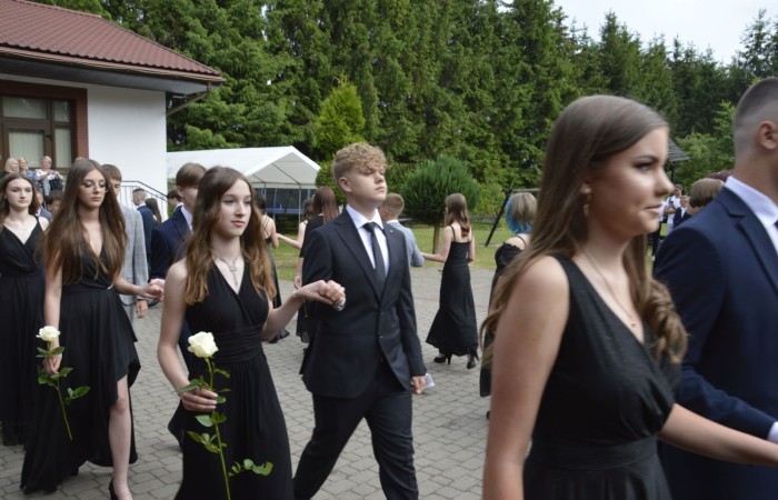15 czerwca odbył się bal ósmoklasisty. Wieczorek pożegnalny przygotowali rodzice. Zaproszona została dyrekcja szkoły oraz nauczyciele i wychowawcy, którzy pełnili tę rolę w klasach I-III i IV-VIII. Nasi ósmoklasiści prezentowali się bardzo wytwornie i elegancko, w strojach wybranych specjalnie na ten wieczór. Uroczystego otwarcia w obecności wszystkich zebranych dokonał dyrektor szkoły Pani Agnieszka Cieklińska. Uczniowie przygotowali też bardzo wzruszające podziękowania dla swoich rodziców, nauczycieli, wychowawców i pracowników szkoły. Byliśmy też świadkami przepięknego poloneza w wykonaniu tegorocznych absolwentów przygotowanych przez Pana Marka Białogrzywego. Oprawę muzyczną podczas imprezy zapewniał profesjonalny DJ Dyzio, więc każdy mógł się bawić w rytmach największych i najbardziej popularnych przebojów. Nie zabrakło także sesji fotograficznej. Wszyscy bawili się wybornie. Z pewnością uroczystość ta pozostanie dla wszystkich miłym wspomnieniem.