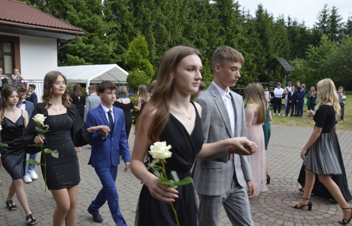 15 czerwca odbył się bal ósmoklasisty. Wieczorek pożegnalny przygotowali rodzice. Zaproszona została dyrekcja szkoły oraz nauczyciele i wychowawcy, którzy pełnili tę rolę w klasach I-III i IV-VIII. Nasi ósmoklasiści prezentowali się bardzo wytwornie i elegancko, w strojach wybranych specjalnie na ten wieczór. Uroczystego otwarcia w obecności wszystkich zebranych dokonał dyrektor szkoły Pani Agnieszka Cieklińska. Uczniowie przygotowali też bardzo wzruszające podziękowania dla swoich rodziców, nauczycieli, wychowawców i pracowników szkoły. Byliśmy też świadkami przepięknego poloneza w wykonaniu tegorocznych absolwentów przygotowanych przez Pana Marka Białogrzywego. Oprawę muzyczną podczas imprezy zapewniał profesjonalny DJ Dyzio, więc każdy mógł się bawić w rytmach największych i najbardziej popularnych przebojów. Nie zabrakło także sesji fotograficznej. Wszyscy bawili się wybornie. Z pewnością uroczystość ta pozostanie dla wszystkich miłym wspomnieniem.