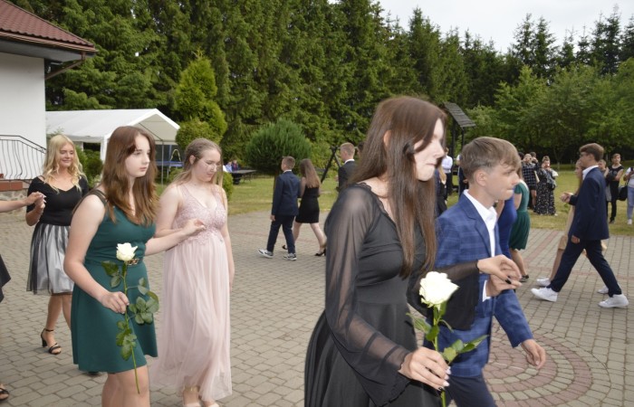 15 czerwca odbył się bal ósmoklasisty. Wieczorek pożegnalny przygotowali rodzice. Zaproszona została dyrekcja szkoły oraz nauczyciele i wychowawcy, którzy pełnili tę rolę w klasach I-III i IV-VIII. Nasi ósmoklasiści prezentowali się bardzo wytwornie i elegancko, w strojach wybranych specjalnie na ten wieczór. Uroczystego otwarcia w obecności wszystkich zebranych dokonał dyrektor szkoły Pani Agnieszka Cieklińska. Uczniowie przygotowali też bardzo wzruszające podziękowania dla swoich rodziców, nauczycieli, wychowawców i pracowników szkoły. Byliśmy też świadkami przepięknego poloneza w wykonaniu tegorocznych absolwentów przygotowanych przez Pana Marka Białogrzywego. Oprawę muzyczną podczas imprezy zapewniał profesjonalny DJ Dyzio, więc każdy mógł się bawić w rytmach największych i najbardziej popularnych przebojów. Nie zabrakło także sesji fotograficznej. Wszyscy bawili się wybornie. Z pewnością uroczystość ta pozostanie dla wszystkich miłym wspomnieniem.