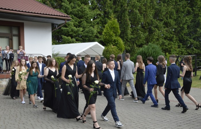 15 czerwca odbył się bal ósmoklasisty. Wieczorek pożegnalny przygotowali rodzice. Zaproszona została dyrekcja szkoły oraz nauczyciele i wychowawcy, którzy pełnili tę rolę w klasach I-III i IV-VIII. Nasi ósmoklasiści prezentowali się bardzo wytwornie i elegancko, w strojach wybranych specjalnie na ten wieczór. Uroczystego otwarcia w obecności wszystkich zebranych dokonał dyrektor szkoły Pani Agnieszka Cieklińska. Uczniowie przygotowali też bardzo wzruszające podziękowania dla swoich rodziców, nauczycieli, wychowawców i pracowników szkoły. Byliśmy też świadkami przepięknego poloneza w wykonaniu tegorocznych absolwentów przygotowanych przez Pana Marka Białogrzywego. Oprawę muzyczną podczas imprezy zapewniał profesjonalny DJ Dyzio, więc każdy mógł się bawić w rytmach największych i najbardziej popularnych przebojów. Nie zabrakło także sesji fotograficznej. Wszyscy bawili się wybornie. Z pewnością uroczystość ta pozostanie dla wszystkich miłym wspomnieniem.
