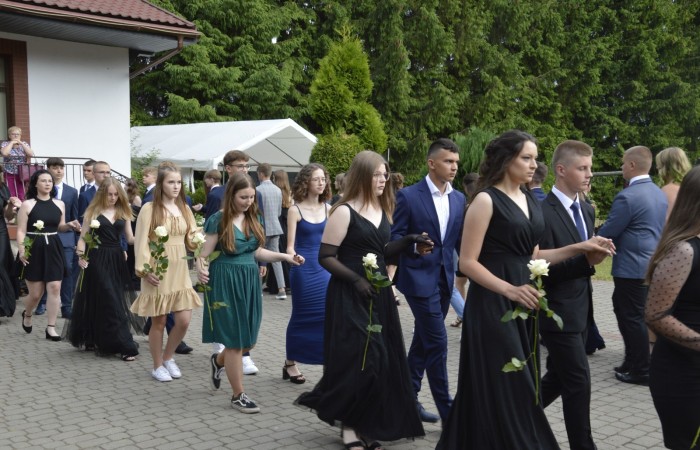 15 czerwca odbył się bal ósmoklasisty. Wieczorek pożegnalny przygotowali rodzice. Zaproszona została dyrekcja szkoły oraz nauczyciele i wychowawcy, którzy pełnili tę rolę w klasach I-III i IV-VIII. Nasi ósmoklasiści prezentowali się bardzo wytwornie i elegancko, w strojach wybranych specjalnie na ten wieczór. Uroczystego otwarcia w obecności wszystkich zebranych dokonał dyrektor szkoły Pani Agnieszka Cieklińska. Uczniowie przygotowali też bardzo wzruszające podziękowania dla swoich rodziców, nauczycieli, wychowawców i pracowników szkoły. Byliśmy też świadkami przepięknego poloneza w wykonaniu tegorocznych absolwentów przygotowanych przez Pana Marka Białogrzywego. Oprawę muzyczną podczas imprezy zapewniał profesjonalny DJ Dyzio, więc każdy mógł się bawić w rytmach największych i najbardziej popularnych przebojów. Nie zabrakło także sesji fotograficznej. Wszyscy bawili się wybornie. Z pewnością uroczystość ta pozostanie dla wszystkich miłym wspomnieniem.