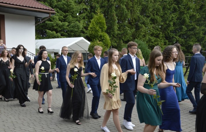 15 czerwca odbył się bal ósmoklasisty. Wieczorek pożegnalny przygotowali rodzice. Zaproszona została dyrekcja szkoły oraz nauczyciele i wychowawcy, którzy pełnili tę rolę w klasach I-III i IV-VIII. Nasi ósmoklasiści prezentowali się bardzo wytwornie i elegancko, w strojach wybranych specjalnie na ten wieczór. Uroczystego otwarcia w obecności wszystkich zebranych dokonał dyrektor szkoły Pani Agnieszka Cieklińska. Uczniowie przygotowali też bardzo wzruszające podziękowania dla swoich rodziców, nauczycieli, wychowawców i pracowników szkoły. Byliśmy też świadkami przepięknego poloneza w wykonaniu tegorocznych absolwentów przygotowanych przez Pana Marka Białogrzywego. Oprawę muzyczną podczas imprezy zapewniał profesjonalny DJ Dyzio, więc każdy mógł się bawić w rytmach największych i najbardziej popularnych przebojów. Nie zabrakło także sesji fotograficznej. Wszyscy bawili się wybornie. Z pewnością uroczystość ta pozostanie dla wszystkich miłym wspomnieniem.